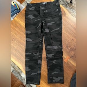 Wit & Wisdom ‘Ab’Solution Mid Rise Ankle Skinny size 8 in Black Camo